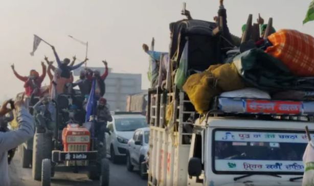 आंदोलन खत्म : खुशी मनाते हुए घर वापसी कर रहे हैं किसान, राकेश टिकैत ने कही ये बात