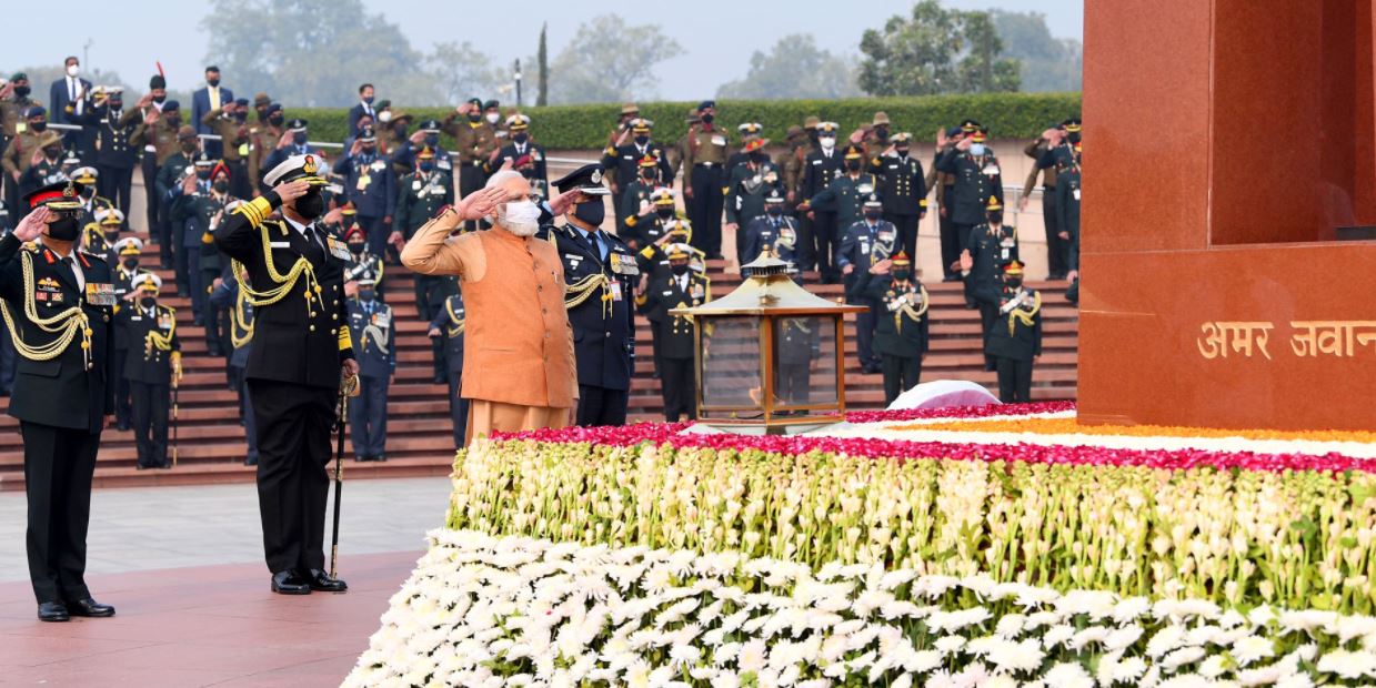 प्रधानमंत्री मोदी ने विजय दिवस पर युद्ध स्मारक जाकर दी शहीदों को श्रद्धांजलि