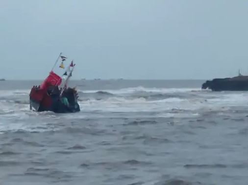 गुजरात : तेज हवा और तूफानी लहरों के चलते कई नौकायें पलटीं, आठ लापता