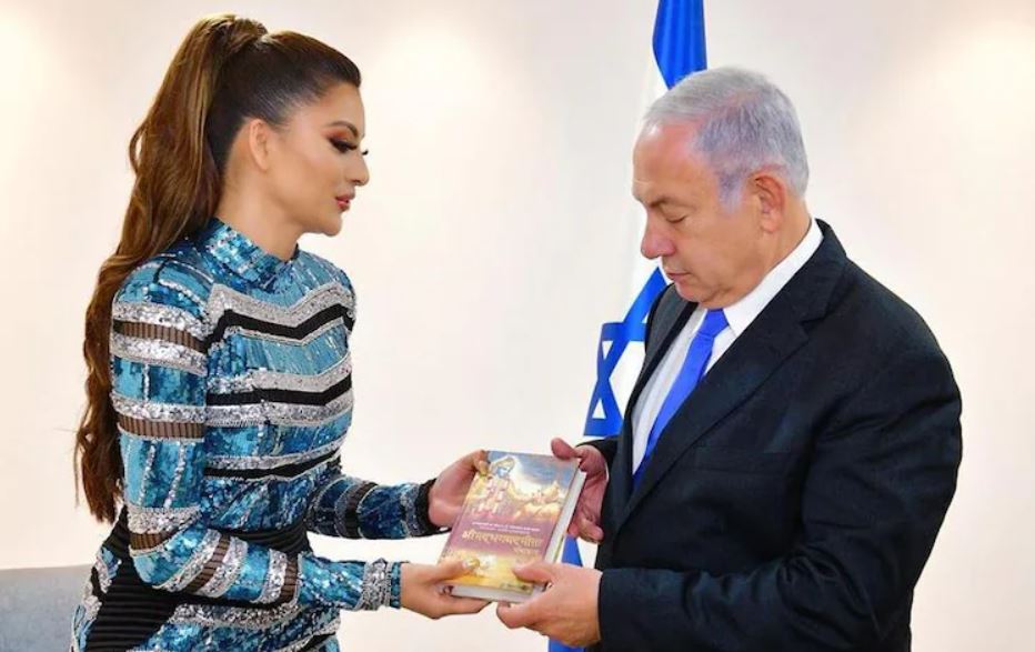 इजराइल दौरे पर गईं अभिनेत्री उर्वशी रौतेला ने पूर्व पीएम नेतन्याहू को भेंट की भगवद् गीता