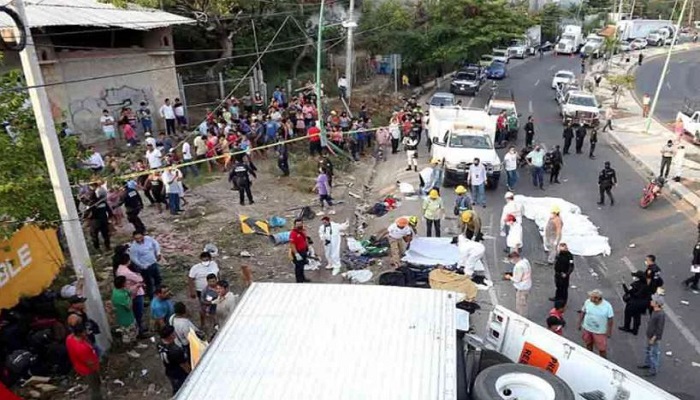 दक्षिणी मेक्सिको में ट्रेलर ट्रक के पलटने से 53 लोगों की दर्दनाक मौत, कई घायल