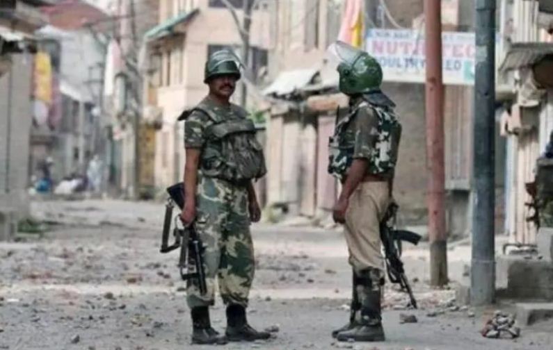 जम्मू-कश्मीर : पुलवामा में आतंकियों ने पुलिस पोस्ट पर ग्रेनेड फेंका, 2 पुलिसकर्मी घायल