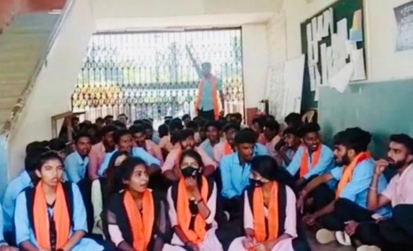 कर्नाटक : सरकारी कॉलेज में तनाव कम करने के लिए हिजाब और भगवा स्कार्फ पर प्रतिबंध