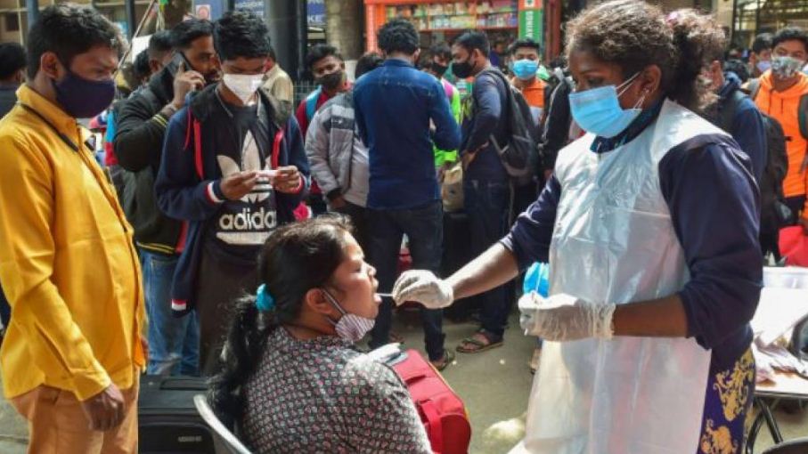 भारत में कोरोना संकट : दिनभर में दो लाख से ज्यादा नए संक्रमित, सक्रिय मामलों में गिरावट जारी