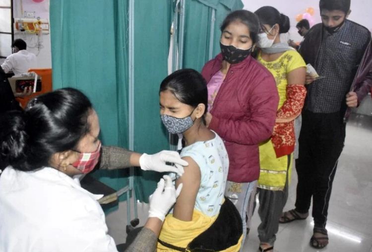 12-14 वर्ष आयु वर्ग बच्चों के टीकाकरण पर अभी कोई फैसला नहीं : स्वास्थ्य मंत्रालय
