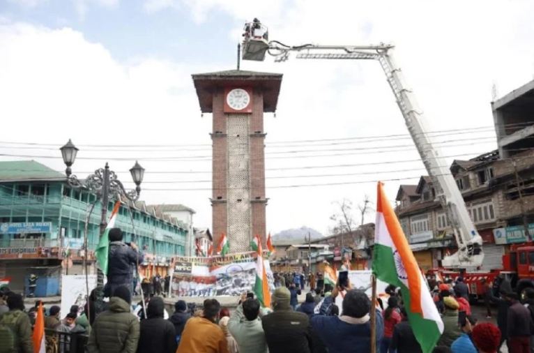 गणतंत्र दिवस : आजादी के बाद पहली बार श्रीनगर लाल चौक के घंटाघर पर फहराया तिरंगा