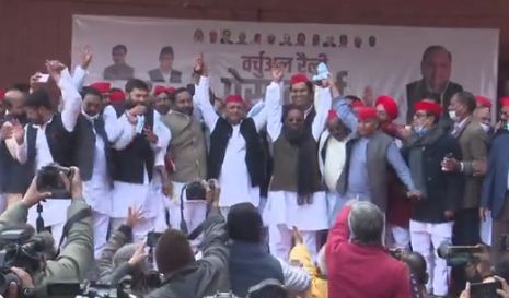 उत्तर प्रदेश : सपा ने वर्चुअल रैली के नाम पर जुटाई भीड़, 2500 नेताओं और कार्यकर्ताओं पर एफआईआर दर्ज