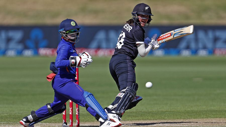 क्रिकेट : भारतीय महिलाएं 0-2 से पिछड़ीं, एमेलिया केर के नाबाद शतक से न्यूजीलैंड ने जीता दूसरा एक दिनी