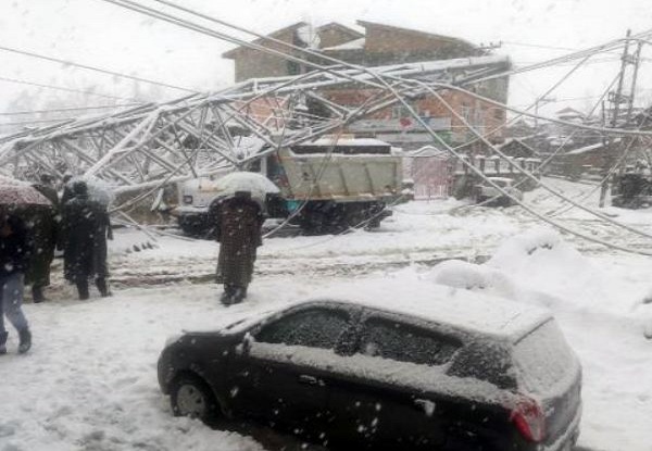कश्मीर घाटी में बर्फबारी ने मचाई तबाई, पूरे कश्मीर की बिजली गुल, 35 उड़ानें रद, ट्रेनों का बुरा हाल