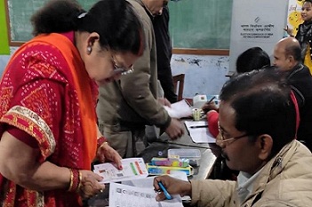 यूपी चुनाव : कानपुर की मेयर प्रमिला पांडेय ने वोट डालते हुए शेयर की फोटो, डीएम ने दिया एफआईआर का आदेश