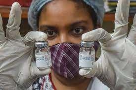 भारत में कोरोना संकट : 24 घंटे के भीतर 24 फीसदी गिरी नए संक्रमितों की संख्या, अब 5 लाख से कम एक्टिव केस