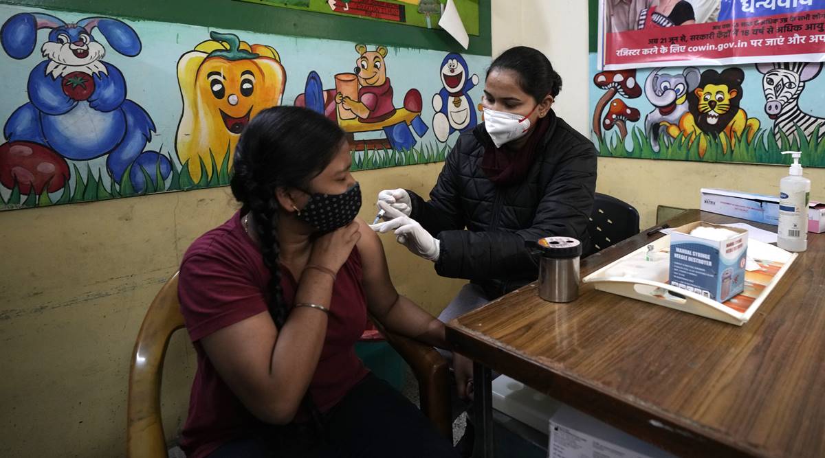 भारत में कोरोना संकट : नए संक्रमितों की संख्या में तेज गिरावट, अब इलाजरत मरीज 10 लाख से कम