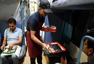रेल यात्रियों को राहत : आईआरसीटीसी 14 फरवरी से सभी ट्रेनों में पके भोजन की सुविधा फिर शुरू करेगी