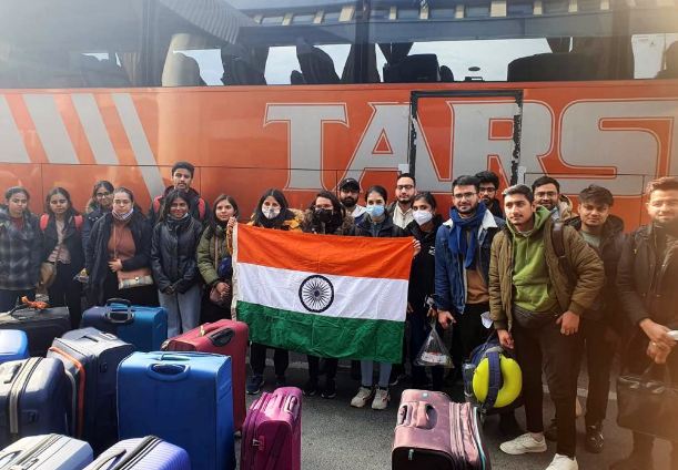 यूक्रेन संकट : ‘ऑपरेशन गंगा’ के तहत एअर इंडिया के दो विमान 469 छात्रों को लेकर स्वदेश लौटे