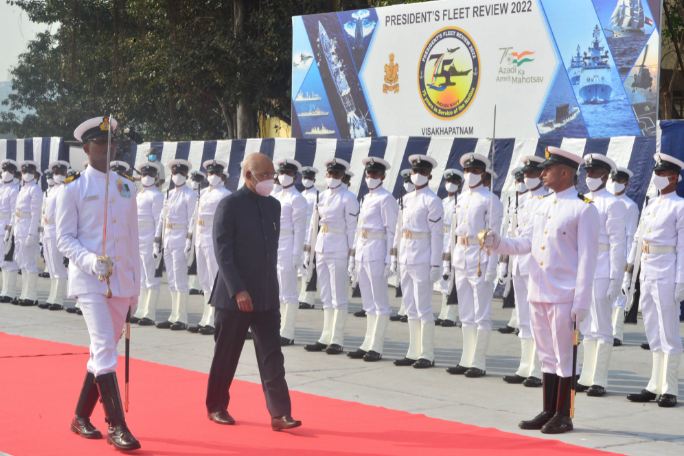 राष्ट्रपति कोविंद ने विशाखापट्टनम में भारतीय नौसेना बेड़े की समीक्षा की