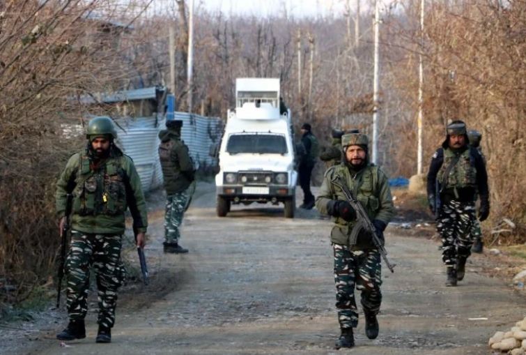 जम्मू-कश्मीर : शोपियां में सुरक्षा बलों से मुठभेड़ में दो आतंकवादी ढेर, एक नागरिक की भी मौत