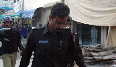 पाकिस्तान में पुलिस ने आईएस से जुड़े आतंकवादी कमांडर को मार गिराया