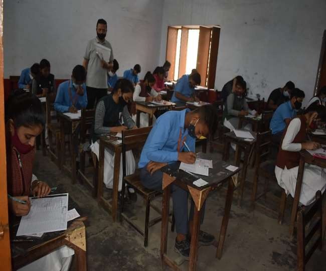 UP Board Exam : सीएम योगी ने दी बच्चों को शुभकामनाएं, अपर मुख्य सचिव ने किया केन्द्रों का निरीक्षण