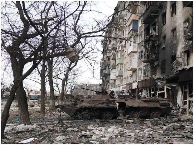 रूस-यूक्रेन युद्ध : मैरियूपोल में चारों तरफ तबाही ही तबाही, पार्कों व स्कूलों में दफनाए जा रहे हैं शव