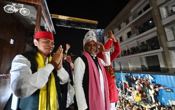 वाराणसी में चुनावी महापर्व : पीएम मोदी के बाद सपा प्रमुख अखिलेश यादव ने भी किया रोड शो