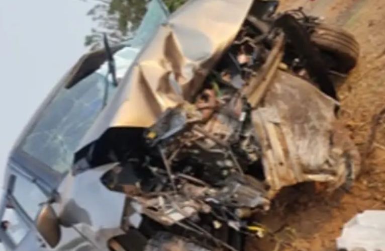 आंध्र प्रदेश : पुलिया से टकराई कार, एक ही परिवार के 5 लोगों की मौत
