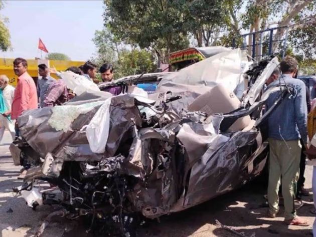 उत्तर प्रदेश : इटावा में टायर फटने के बाद डीसीएम से टकराई कार, छह लोगों की मौत, छह घायल