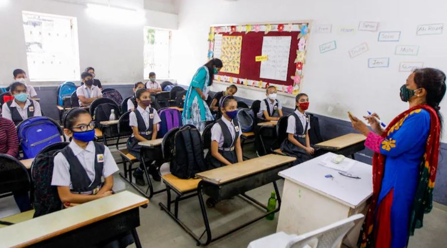 गुजरात सरकार की घोषणा – राज्य के स्कूलों में अब छात्रों को पढ़ाई जाएगी श्रीमद्भगवद गीता