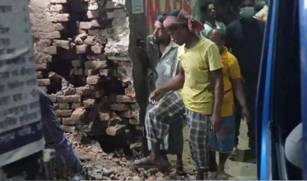 बांग्लादेश : ढाका में इस्कॉन मंदिर पर भीड़ का हमला, तोड़फोड़ और लूटपाट