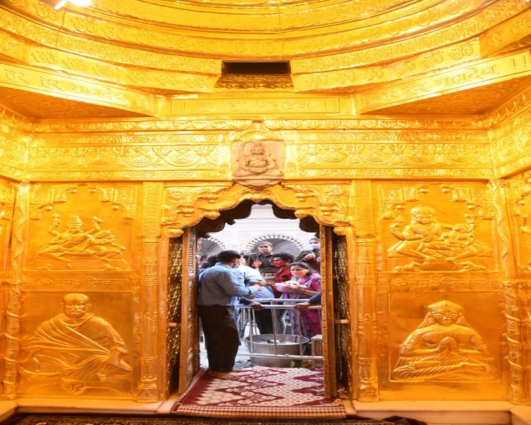 श्री काशी विश्वनाथ मंदिर :  187 वर्षों में पहली बार मंदिर के गर्भगृह में सोने के पत्रों की मढ़ाई हुई