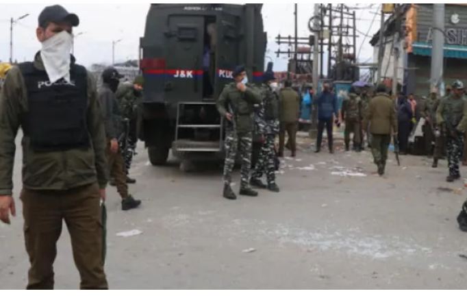 जम्मू-कश्मीर : श्रीनगर के व्यस्ततम बाजार में सुरक्षा बलों पर ग्रेनेड हमला, एक की मौत, 24 घायल