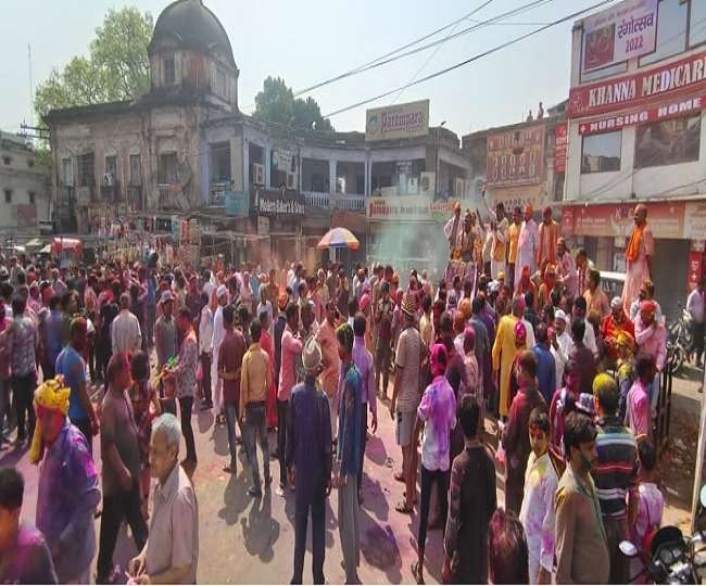 उत्तर प्रदेश में चरम पर होली, मथुरा से लेकर काशी तक चारों तरफ रंगों व गुलाल की बौछार