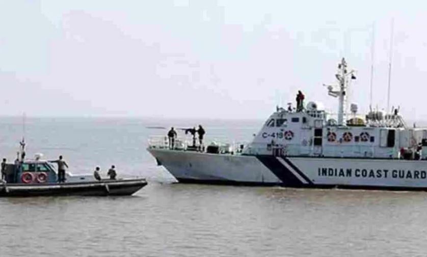 गुजरात : कोस्ट गार्ड ने पाकिस्‍तानी नौका से नौ तस्करों समेत 280 करोड़ की हेरोइन जब्त की