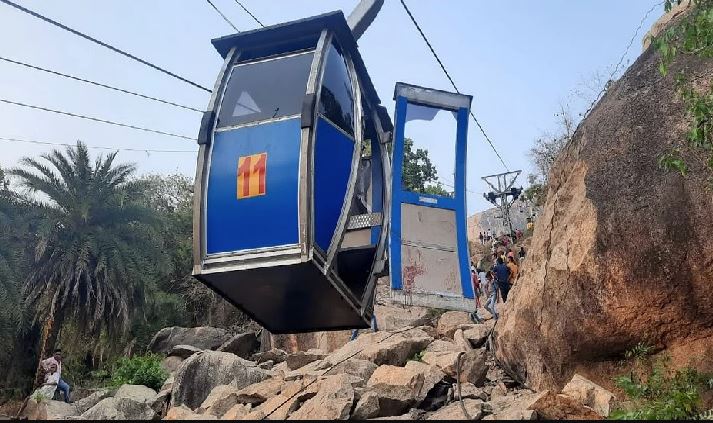 झारखंड : देवघर में त्रिकुट पहाड़ पर बड़ा हादसा, रोपवे में फंसे कई पर्यटक, एक की मौत