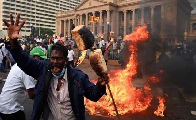 श्रीलंका : राष्ट्रपति आवास के बाहर हिंसक हुआ विरोध प्रदर्शन, फूंकी गई सेना की बसें, कई जगहों पर कर्फ्यू