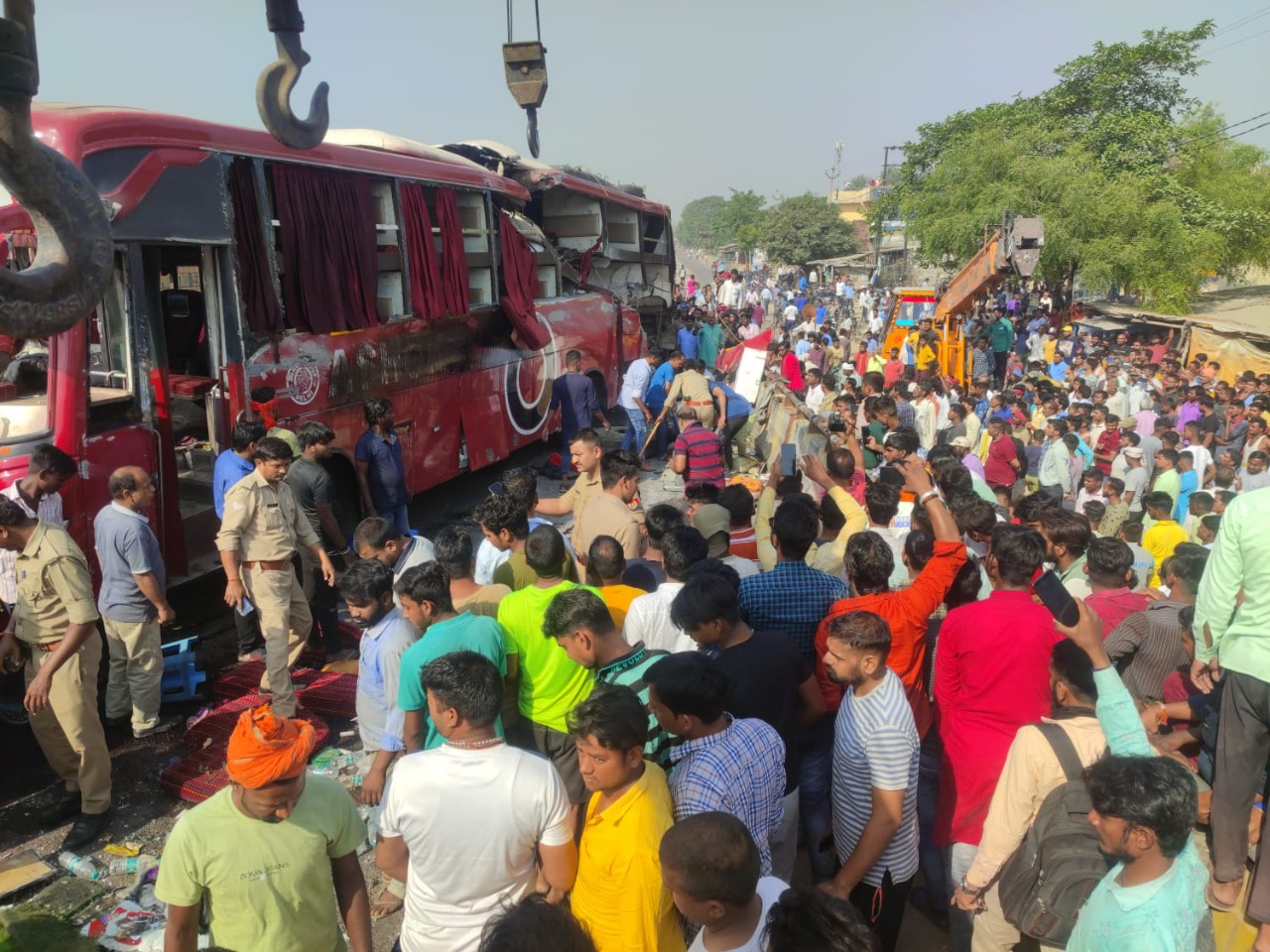 यूपी : अयोध्या में भीषण सड़क हादसा, बस पलटने से 4 की मौत, 25 से अधिक लोग घायल