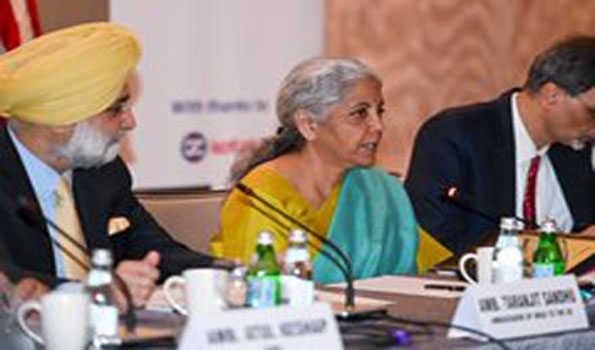 वित्त मंत्री सीतारमण ने निवेशकों को भारत आने का दिया न्योता