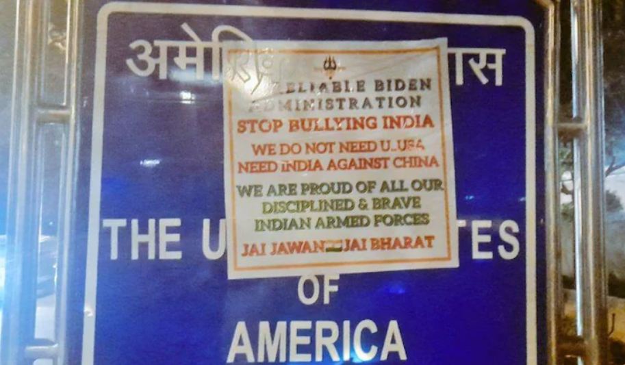 दिल्ली में अमेरिकी दूतावास के बाहर हिन्दू सेना ने चिपकाए ‘भारत को धमकाना बंद करो’ पोस्टर, पुलिस ने दर्ज की एफआईआर