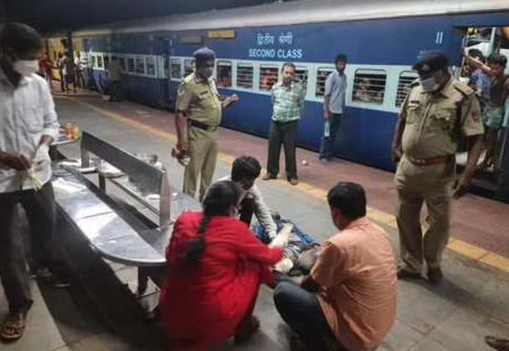 आंध्र प्रदेश में ट्रेन हादसा : श्रीकाकुलम में कोणार्क एक्सप्रेस की चपेट में आने से 6 लोगों की मौत