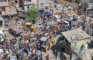 दिल्ली : सुप्रीम कोर्ट के आदेश के बावजूद जहांगीरपुरी में चला अतिक्रमण रोधी अभियान