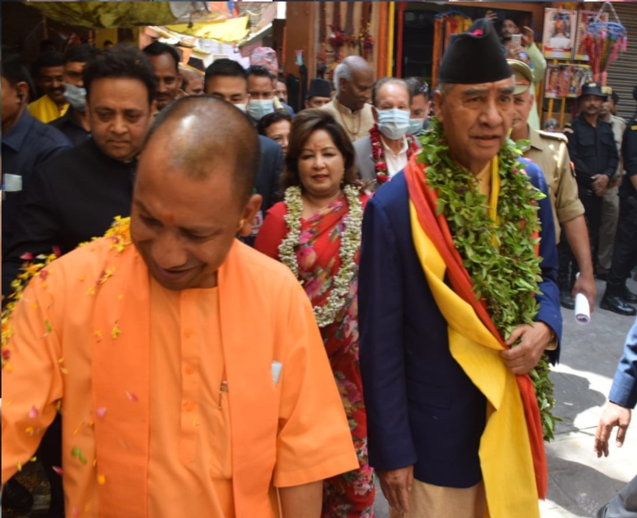 नेपाली प्रधानमंत्री देउबा ने पत्‍नी के साथ श्री काशी विश्‍वनाथ मंदिर में किया दर्शन पूजन