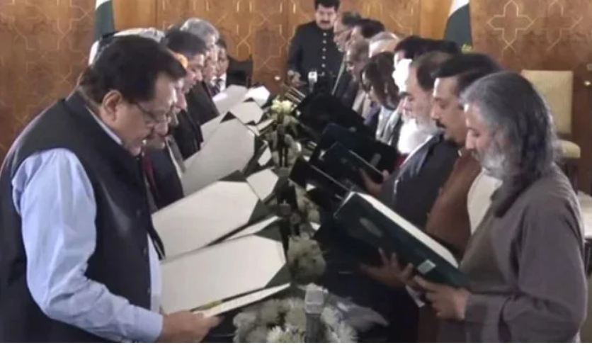 पाकिस्तान : शहबाज शरीफ कैबिनेट के 34 मंत्रियों ने ली शपथ, पीएमएल-एन के 13 और पीपीपी के 9 सदस्य शामिल