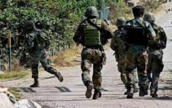 जम्मू-कश्मीर : श्रीनगर में सुरक्षा बलों से मुठभेड़ में एक आतंकी ढेर, दो आतंकियों की घेराबंदी