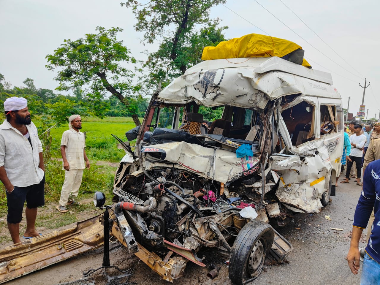 यूपी : बहराइच में कर्नाटक से अयोध्या जा रहे श्रद्धालुओं का वाहन ट्रक से टकराया, 7 की मौत, 10 घायल