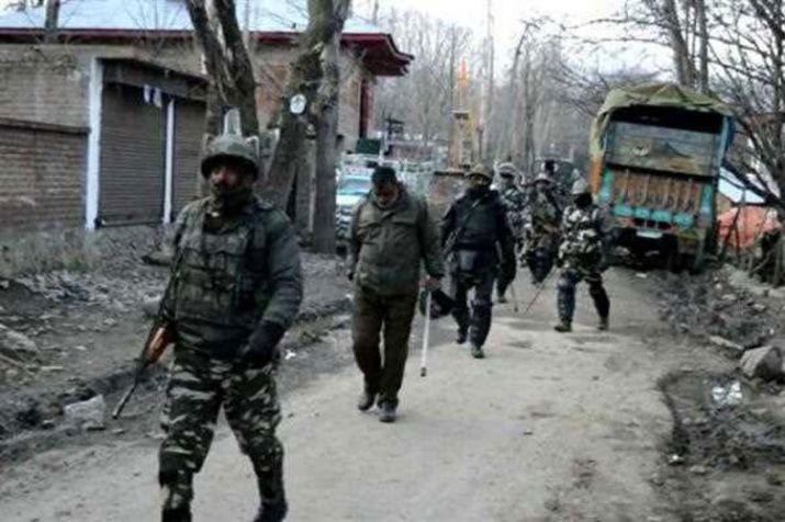 श्रीनगर : शोपियां में सुरक्षाबलों-आतंकवादियों के बीच मुठभेड़ जारी, दो से तीन आतंकी घेरे