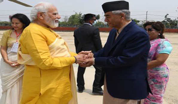 प्रधानमंत्री मोदी का लुम्बिनी पहुंचने पर नेपाली पीएम देऊबा ने किया भव्य स्वागत