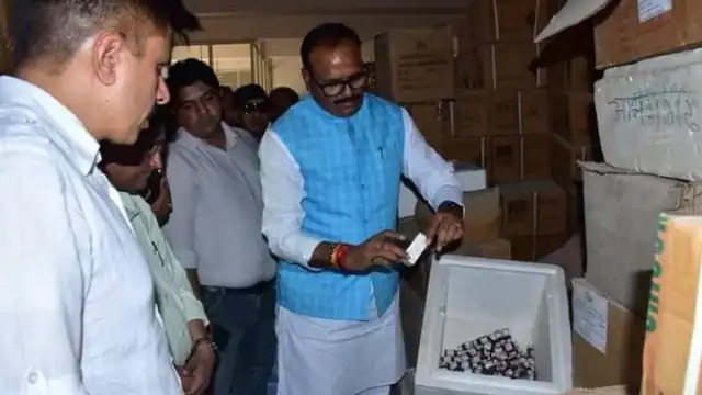 यूपी : उप मुख्यमंत्री ने कार्पोरेशन के गोदाम में की छापेमारी, पकड़ीं 16 करोड़ की एक्सपायर दवाएं