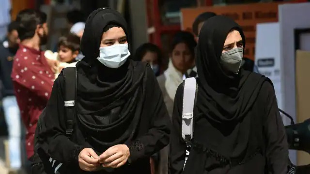 कर्नाटक में फिर भड़का हिजाब विवाद, मैंगलोर यूनिवर्सिटी ने हेडस्कार्फ पर लगाया पूर्ण प्रतिबंध