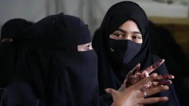 मुस्लिम महिला को पसंद नहीं इस्लाम, खाती है सूअर का मांस, धर्म पर कोर्ट में दी याचिका