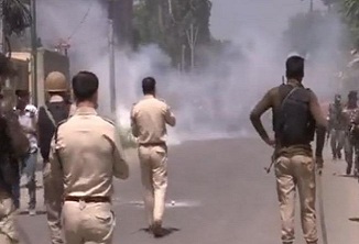 जम्मू-कश्मीर : कश्मीरी पंडितों ने राहुल भट्ट की हत्या के विरोध में जाम किया हाईवे, पुलिस ने छोड़े आंसू गैस के गोले