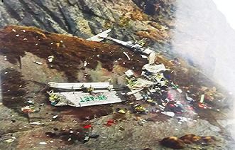 नेपाल : पहाड़ी पर मलबे में दिखे तारा एयर के दुर्घटनाग्रस्त विमान के परखच्चे, 14 शव बरामद